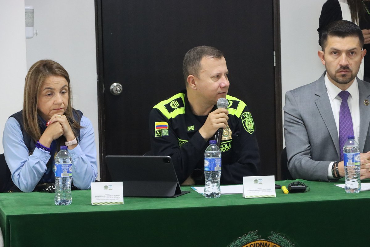 GaulaPolicia's tweet photo. #AEstaHora | El señor Director Antisecuestro y Antiextorsion inicia reunión estratégica con los Asociados de Seguridad Comercial #ADESEC para hablar temas de prevención, articulando la interinstitucionalidad y el servicio hacia la comunidad.
#YoNoPagoYoDenuncio
#DiosYPatria https://t.co/ggcxarNpzS