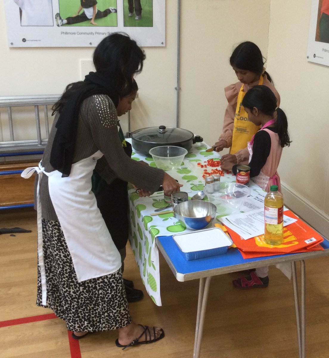 eatsmartsheff's tweet photo. A little insight into the family cooking sessions held at Phillimore Community Primary School this half term...
Safe to say, all children & their grown-ups had a brilliant time!
#CookTogetherEatTogether #LiveSkills https://t.co/mcyyPl1UWx