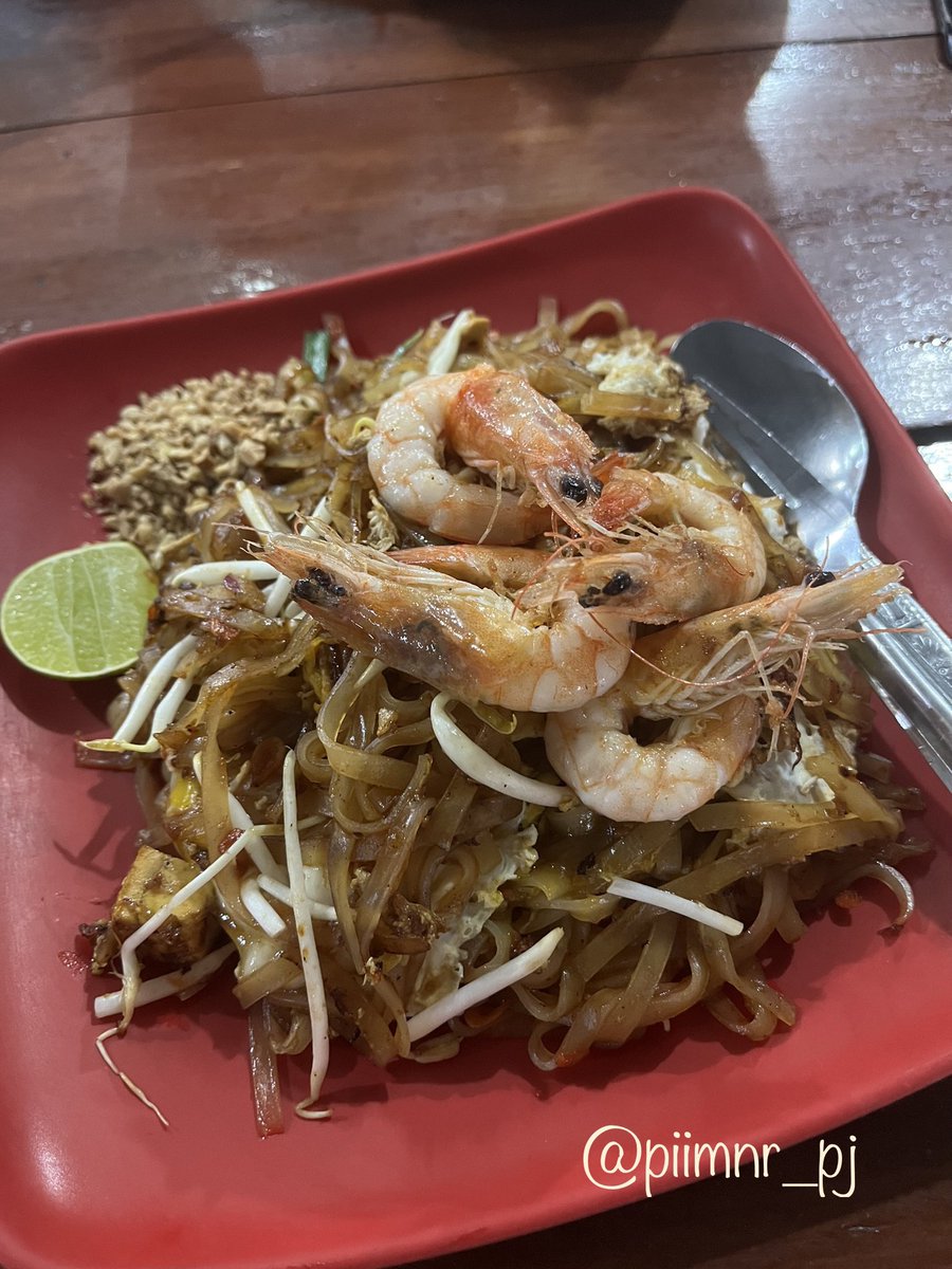 piimnr_pj's tweet photo. ทุกคนนน ผัดไทร้านนี้อร่อยมากกก เดอะเบสของผัดไท อร่อยแถมได้เยอะมากกกกก จานละแค่50฿เองง อิ่มจุก อร่อย ร้านอยู่ตรงตลาดซีไซ้ต์ ข้าง ม บู ไปตำ ได้เยอะจัดกินจนจุกกก #อร่อยไปเเดก #อร่อยจนต้องรีวิว #รีวิวบางแสน #กินไรดีมบู https://t.co/zXSemsagWz