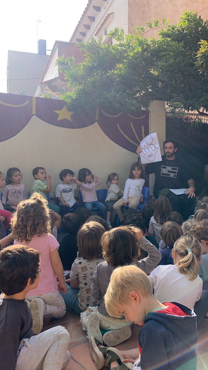 Mireia131's tweet photo. 🎙Fem una assemblea🔖 #diemlanostra #lestonadelpati #magrada #nomagrada 🤚🏼#projecteviolènciazero #compartim #representantsdecurs #escolapetita #conviure #escolasadako https://t.co/wzkPJHGmud