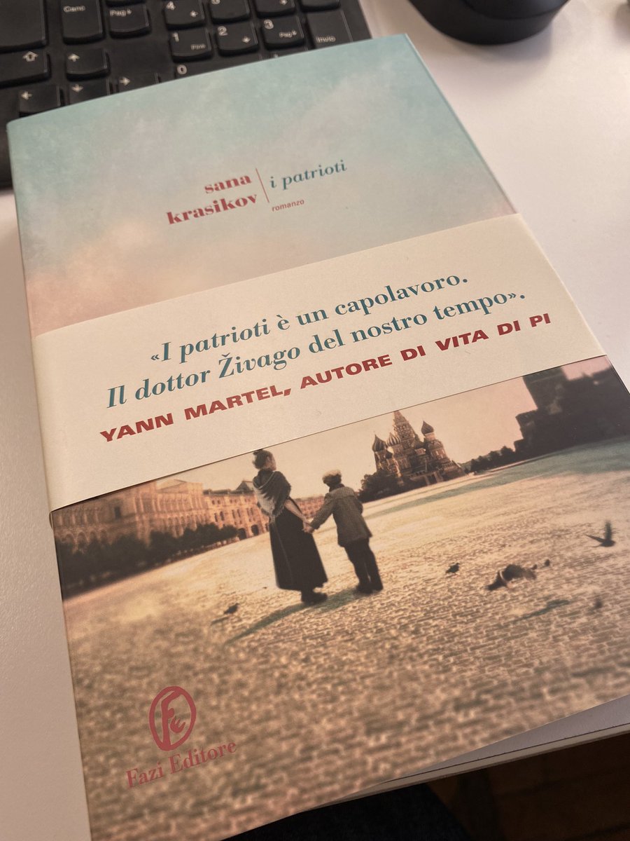 deb_pisano's tweet photo. Pronti a fare conoscenza con Florence e a percorrere con lei il ‘900, tra America e Russia, dagli anni ‘30 ad oggi, con l’andamento lento e il respiro ampio, con la scrittura che innamora?
#IPatrioti di #SanaKrasikov arriva in libreria l’8 novembre. ♥️ https://t.co/1LRWHw0nr7