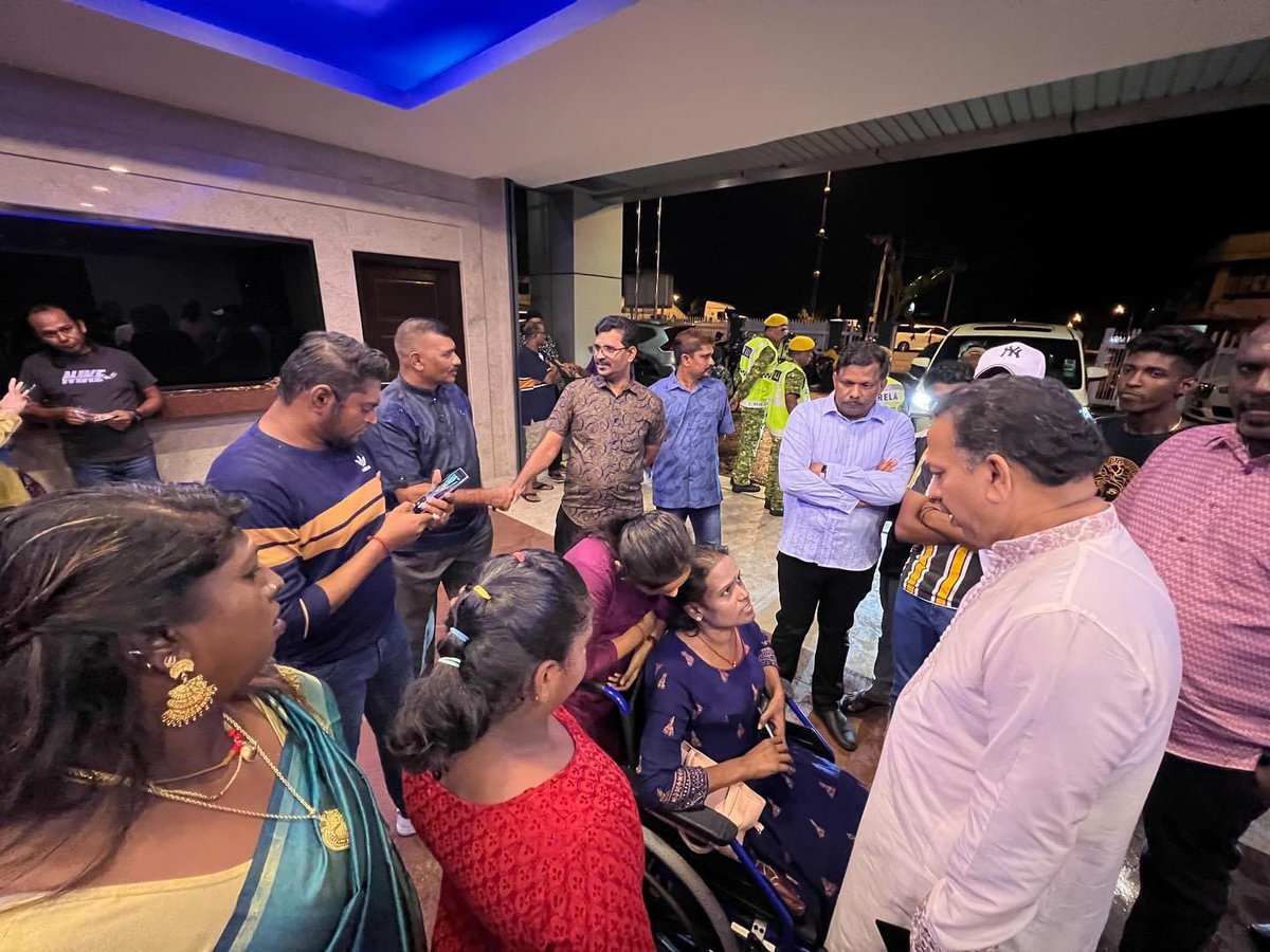 Hadir ke majlis sambutan Deepavali bersama masyarakat Hindu dan setempat di Parlimen Sg Siput anjuran MIC Sg Siput. Sambutan Deepavali begitu meriah sekali tahun ini &amp; saya berpeluang bersama-sama meraikan sambutan Hari Deepavali dengan rakan-rakan pelbagai kaum.