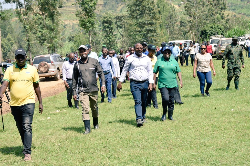 GakenkeDistrict's tweet photo. Minisitiri wa @EnvironmentRw @MujaJeanne
Guverineri @NyirarugeroD Komite Nyobozi y'Akarere, Njyanama y'Akarere, inzengo z'Umutekano umuyobozi mukuru wa @REMA_Rwanda batangije ku kumugaragaro umushinga wa #LDCF3 wo kubakira abaturage ubudahangarwa ku mihindagurikire y'ibihe. https://t.co/uVuEStTnc0