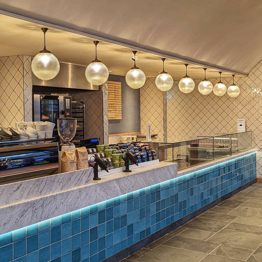 AffinityDevon's tweet image. Have you seen the new and improved @cornishbakery yet? ☕️

Cornish Bakery are renowned for their delicious range of handmade award winning genuine Cornish pasties, gourmet coffee and fresh pastries. 🥐

#affinitydevon #bideford #cornishbakery #devon #cornish #coffee