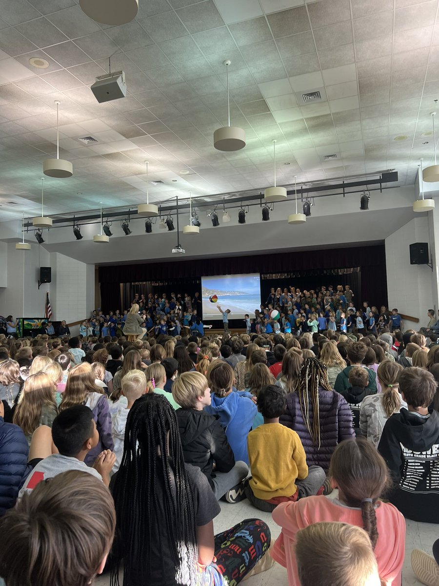 mssullinsclass1's tweet photo. @SweetAppleES First Graders did a great job with their musical this morning! https://t.co/tdK9MnyyzE