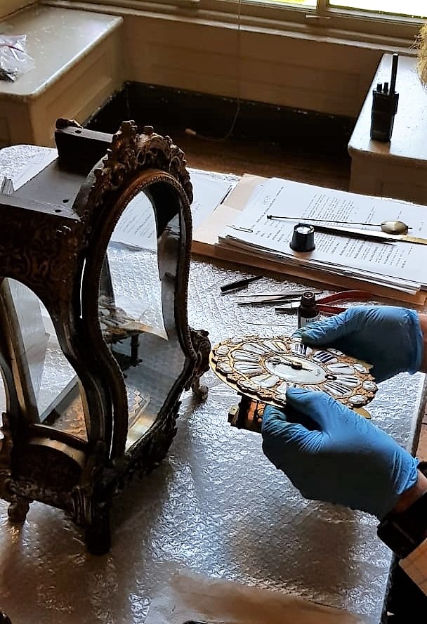 The clocks go back on Sunday, and we gain an extra hour in bed. Each year a #NationalTrust specialist conservator undertakes a clock survey and annual service, to keep our timepieces in working order. 📷 ©National Trust//John Hammond/James Revill @nationaltrust @southeastNT