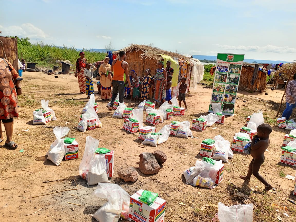 LUCAF01's tweet photo. Reach them at their point of needs and make them smile, @LUCAF01 we are touching the lives of our flood victims in Kogi State positively, join us and let us reach the unreached @recefnigeria @UNOCHA @RESCUEorg @USAIDNigeria @nemanigeria https://t.co/pm3D25gUWq