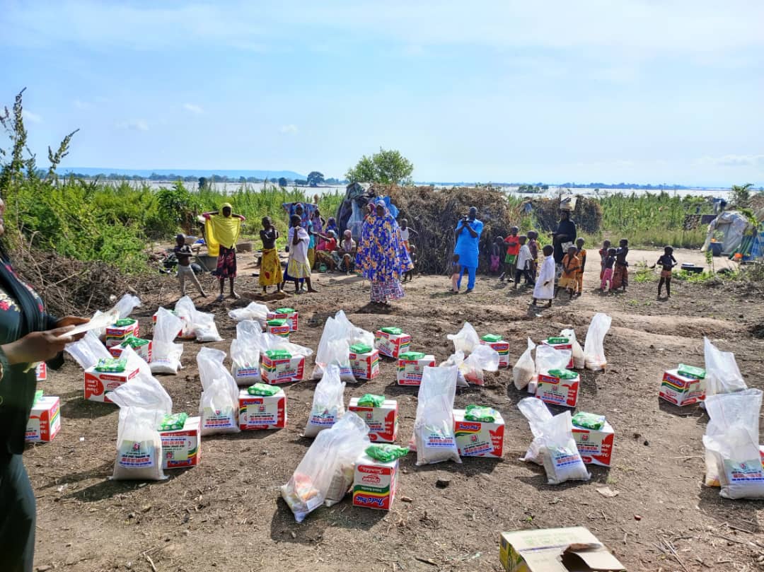 LUCAF01's tweet photo. Reach them at their point of needs and make them smile, @LUCAF01 we are touching the lives of our flood victims in Kogi State positively, join us and let us reach the unreached @recefnigeria @UNOCHA @RESCUEorg @USAIDNigeria @nemanigeria https://t.co/pm3D25gUWq