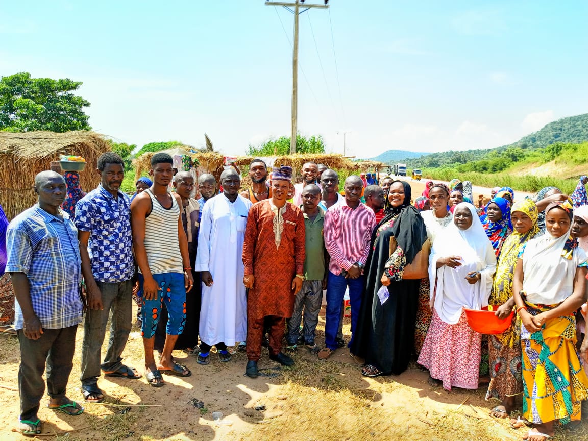 LUCAF01's tweet photo. Reach them at their point of needs and make them smile, @LUCAF01 we are touching the lives of our flood victims in Kogi State positively, join us and let us reach the unreached @recefnigeria @UNOCHA @RESCUEorg @USAIDNigeria @nemanigeria https://t.co/pm3D25gUWq