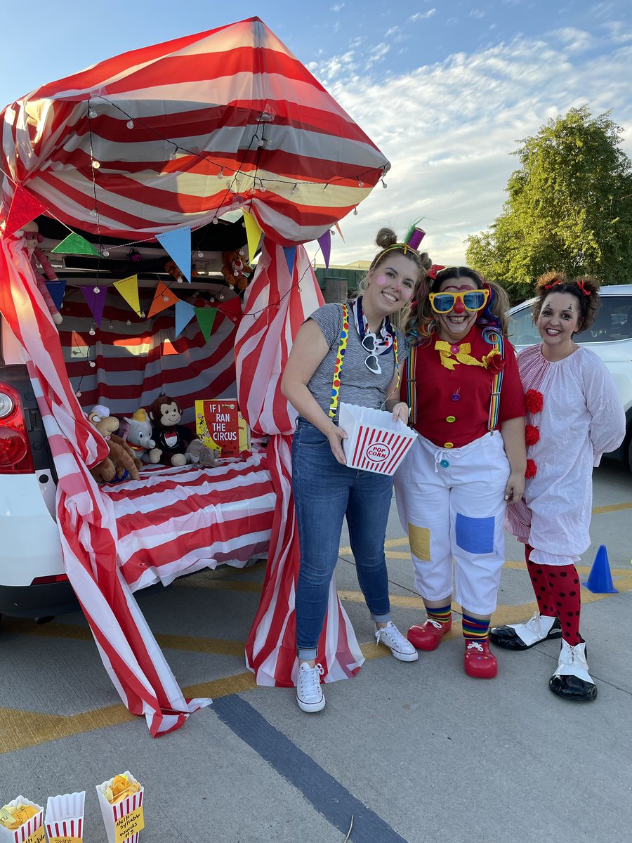 Julz_heart2mind's tweet photo. Thank you to @PeoriaPoliceAZ  for coming out to our Trunk, Trick &amp; Read family event at Cheyenne @PeoriaUnified11 for a spooktacular night! https://t.co/qxDnHhjalI