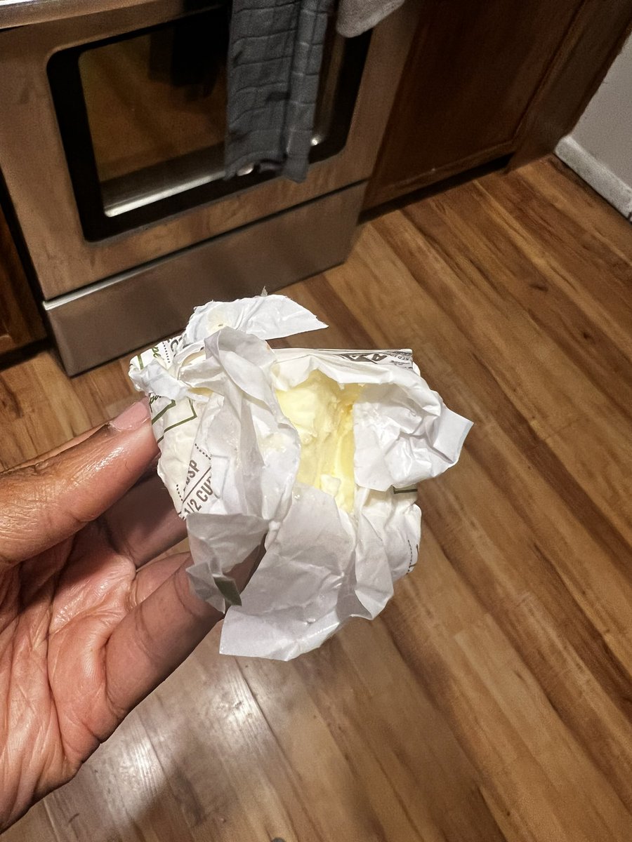 When I ask my kids “Can you wrap?”, it has nothing to do with bars. #singlemomchronicals 🤦🏽‍♀️