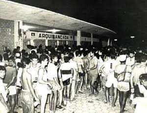 TuneldoTempoNFC's tweet photo. 🦁🐔 Torcidas de #Nacional e #RioNegro na fila para ter acesso ao interior do antigo #Vivaldao para mais um clássico #RioNAL (anos 80).
📸 Página da Saudade
#Naça #NacionalFC #NFC #ARNC #LeaoxGalo #ColossodoNorte #TorcidaAzulina #ClassicoMaisAntigoDoNorte https://t.co/S2QIXnnF43