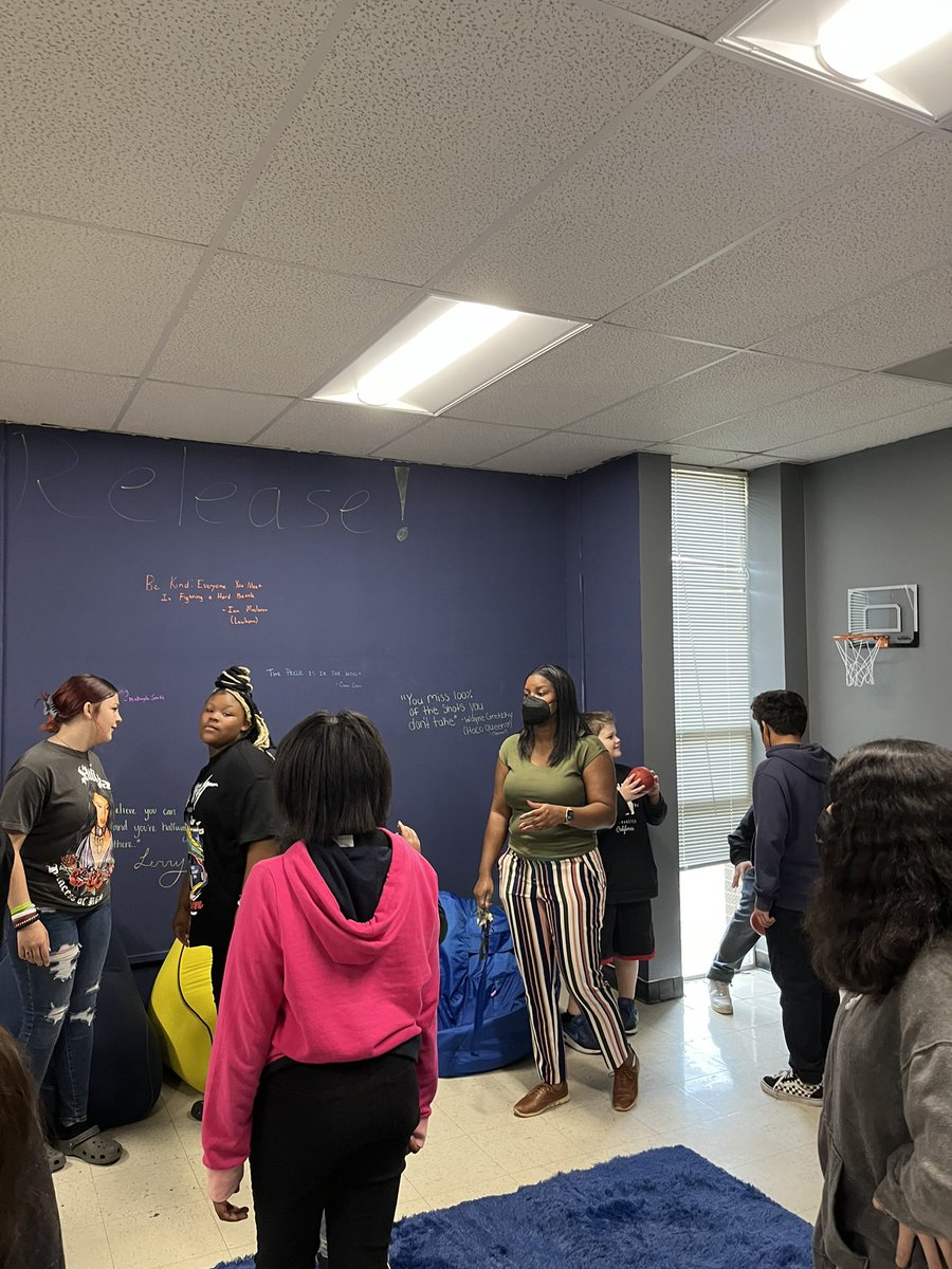 msgthesc's tweet photo. Thanks @CummingsCavs for letting Ms. Goldberg’s 6th grade intervention group come tour your building and learn more about life in high school! We had a blast! https://t.co/dNsMXOzPp7
