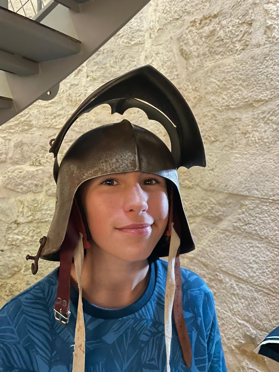 CollegeYves's tweet photo. Visite du château de la Hunaudaye pour nos élèves de 5ème dans le cadre d'un projet disciplinaire mêlant du français, de l'histoire et des arts. Visite des écuyers et réalisation d'enluminures étaient au programme. Les élèves sont rentrés ravis et enrichis de cette journée. https://t.co/b9A1QlV2ok