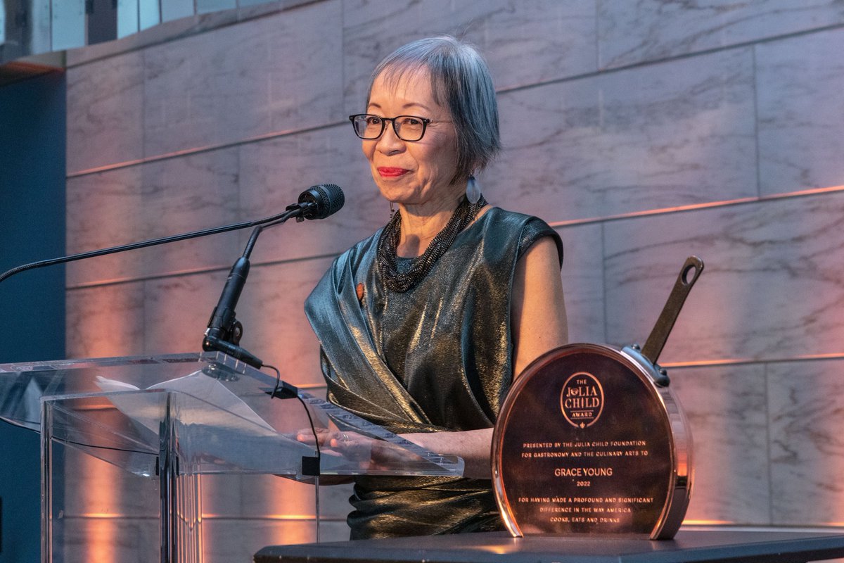 #TBT to when we honored 2022 #JuliaChildAward recipient Grace Young at the #SmithsonianFood History Gala created and hosted by the National Museum of American History. (Photo by Jaclyn Nash, courtesy the @amhistorymuseum) @stirfrygrace @JuliaChildAward