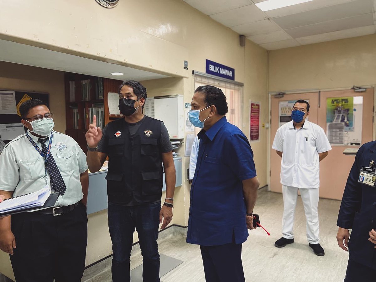 Bersama <a href="/Khairykj/">Khairy Jamaluddin 🇲🇾🌺</a>, Menteri Kesihatan telah melakukan kunjungan mengejut ke Hospital Sg Siput untuk meninjau kemudahan di hospital tersebut. Dalam lawatan tersebut, kami sempat berbual dengan pihak pengurusan berkenaan pandangan yang dibawa kepada saya oleh masyarakat setempat.