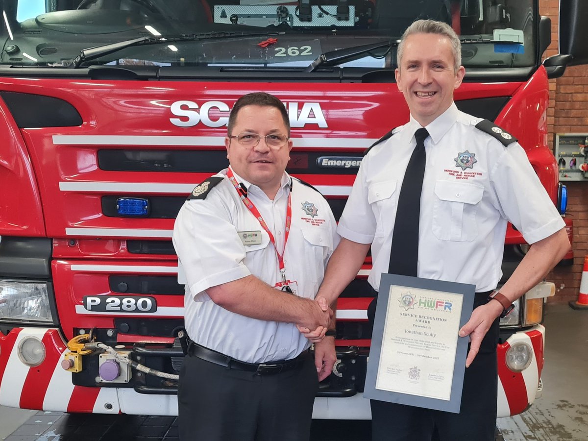 HWFireAElliott (@hwfireaelliott1) on Twitter photo Really pleased to be asked to present WC Jon Scully with a recognition of service certificate today, before he joins <a href="/DerbyshireFRS/">Derbyshire Fire & Rescue Service</a> after 11 years at <a href="/HWFire/">Hereford & Worcester Fire and Rescue Service</a> Fond memories working together on <a href="/HWFire_USAR/">HWFIRE USAR</a> Really pleased to be asked to present WC Jon Scully with a recognition of service certificate today, before he joins <a href="/DerbyshireFRS/">Derbyshire Fire & Rescue Service</a> after 11 years at <a href="/HWFire/">Hereford & Worcester Fire and Rescue Service</a> Fond memories working together on <a href="/HWFire_USAR/">HWFIRE USAR</a>