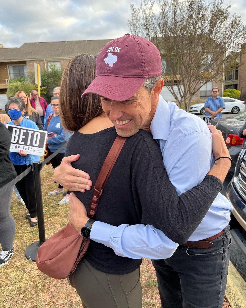 KarinSimelaro's tweet photo. Voting for @BetoORourke today. 💪🏽❤️ https://t.co/TcPekRVTO1