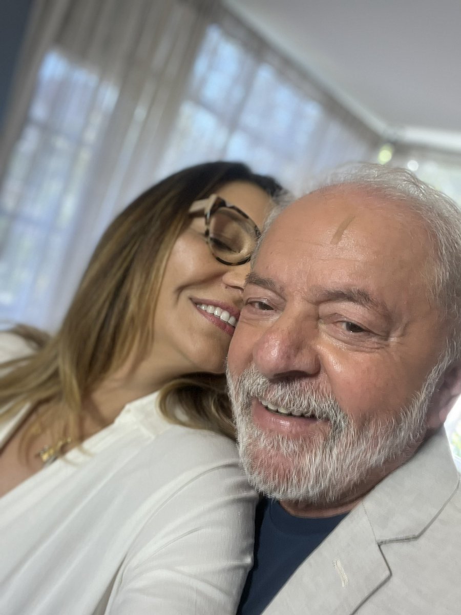JanjaLula's tweet image. Deu tempo de fazer uma selfie antes da correria do dia começar. Parabéns, meu Amor! Seu aniversário vamos comemorar daqui uns dias, pq hoje é só trabalho e concentração, mas não se preocupe que vai ter bolinho de chocolate como vc gosta🎂 Te amo pra sempre❤️