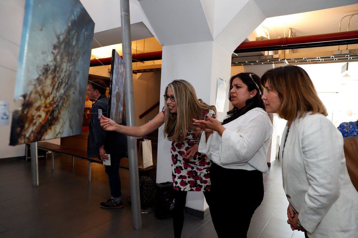 Embajadora de <a href="/EmbajadaEEUUcl/">Embajada EE.UU. Chile</a> 🇺🇸 Bernadette Meehan quedó encantada con todos los astronómicos trabajos de arte en nuestra expo "Ojos al Universo" junto a Astromanía y <a href="/Anima_Hop/">Anima Hop</a> en la @BibliotecadStgo  
✨La expo estará abierta al público hasta el 30 de octubre.