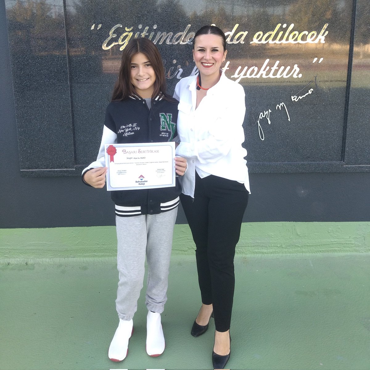 Nazilli'de düzenlenen "29 Ekim Cumhuriyet Bayramı Yüzme Şenliği"nde Türkiye 2.si ve bölge 1.si olan öğrencimiz Alya Su Yazıcı'yı tebrik eder, başarılarının devamını dileriz.🎓🎯