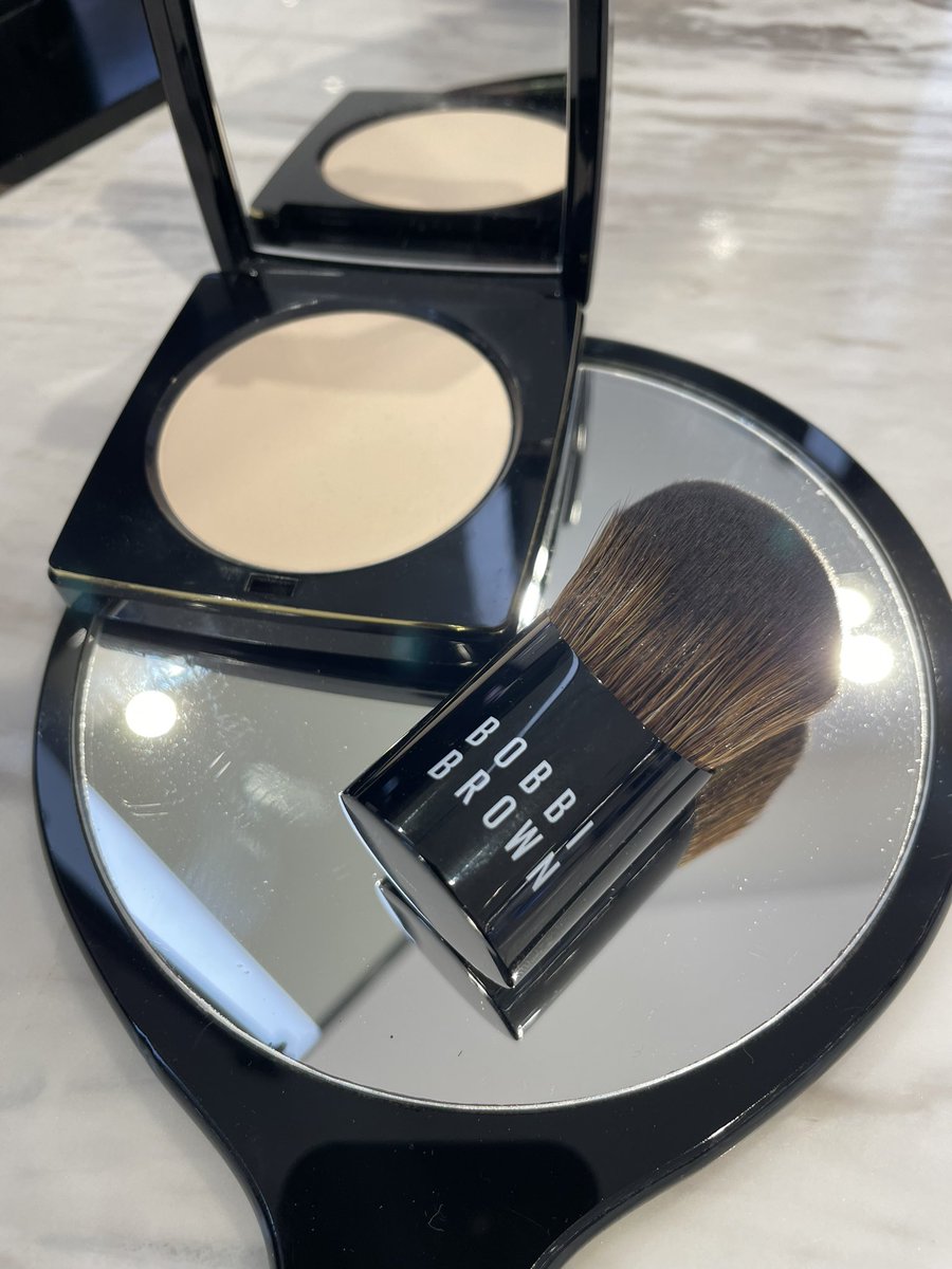 makeupbyarmanna's tweet photo. อันนี้คือดีจริงไม่จกตา ไม่ผิดหวังแน่นอน แปรงตัวใหม่ของ @BobbiBrown_TH  ใช้ลงแป้งได้ทุกชนิด ยิ่งใช้ลงแป้งผสมรองพื้นยิ่งปัง ขนแปรงคือแน่นกำลังดี ทรงแปรงคือเก็บรายละเอียดผิวได้ครบทุกมุมหน้า #ของมันต้องมี #รีวิวเครื่องสําอาง https://t.co/zwicm5A0fe