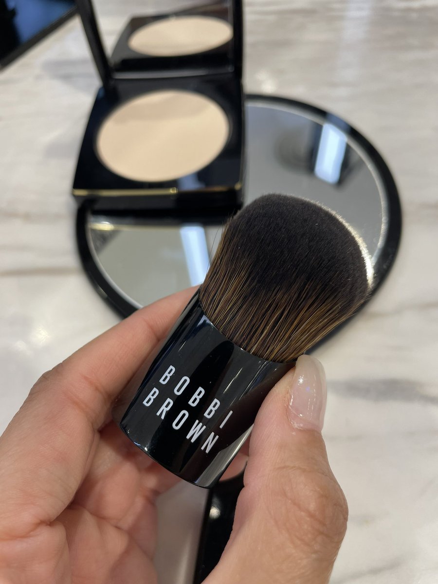 makeupbyarmanna's tweet photo. อันนี้คือดีจริงไม่จกตา ไม่ผิดหวังแน่นอน แปรงตัวใหม่ของ @BobbiBrown_TH  ใช้ลงแป้งได้ทุกชนิด ยิ่งใช้ลงแป้งผสมรองพื้นยิ่งปัง ขนแปรงคือแน่นกำลังดี ทรงแปรงคือเก็บรายละเอียดผิวได้ครบทุกมุมหน้า #ของมันต้องมี #รีวิวเครื่องสําอาง https://t.co/zwicm5A0fe