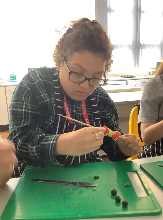WHS_MissLewis's tweet photo. More fruit kebabs! Da iawn Cedar 😃🍓🫐🍌🍇 
@WoodlandsHS  @CardiffWestern https://t.co/G1pqanqvjZ