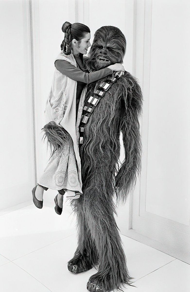 Carrie Fisher and Peter Mayhew behind the scenes of The Empire Strikes Back (1980)  https://t.co/BeGYaHs925 https://t.co/s0khhNVxBj