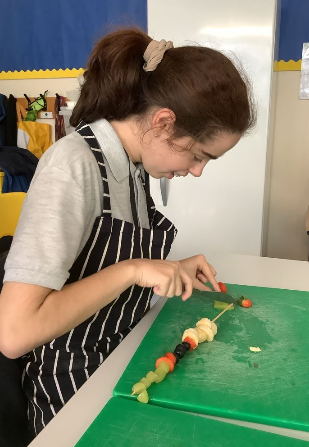WHS_MissLewis's tweet photo. More fruit kebabs! Da iawn Cedar 😃🍓🫐🍌🍇 
@WoodlandsHS  @CardiffWestern https://t.co/G1pqanqvjZ