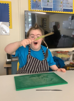 WHS_MissLewis's tweet photo. Cedar had a lovely time making healthy fruit kebabs. Da iawn Cedar! 🍓🫐🍌🍇@WoodlandsHS   @CardiffWestern https://t.co/VmCChLmpya