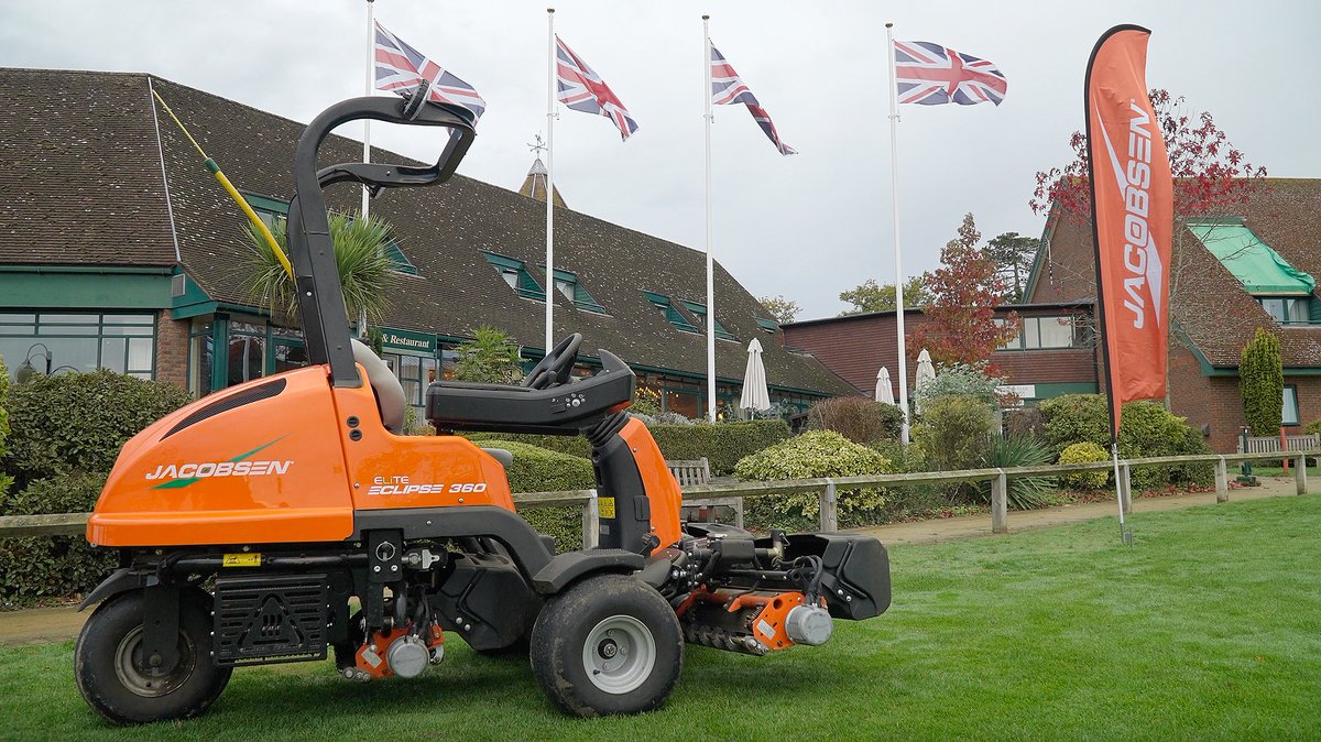 JacobsenTurf's tweet photo. 🇬🇧Electric Lithium ELiTE Club Show and Mow at @ufford_park with our trusted partner @ErnestDoeSons. A quiet, clean, green mower for use around their clubhouse. #SincerelyJake #LeadingTheCharge https://t.co/zL7iVfhwVm