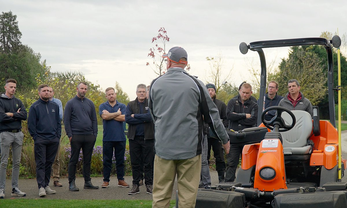 JacobsenTurf's tweet photo. 🇬🇧Electric Lithium ELiTE Club Show and Mow at @ufford_park with our trusted partner @ErnestDoeSons. A quiet, clean, green mower for use around their clubhouse. #SincerelyJake #LeadingTheCharge https://t.co/zL7iVfhwVm