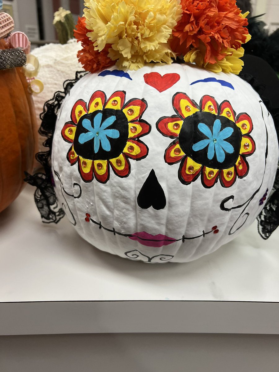 hwepta's tweet photo. More amazing pumpkins!@HWE_Hawks @WalledLkSchools https://t.co/QE45aLc5J8