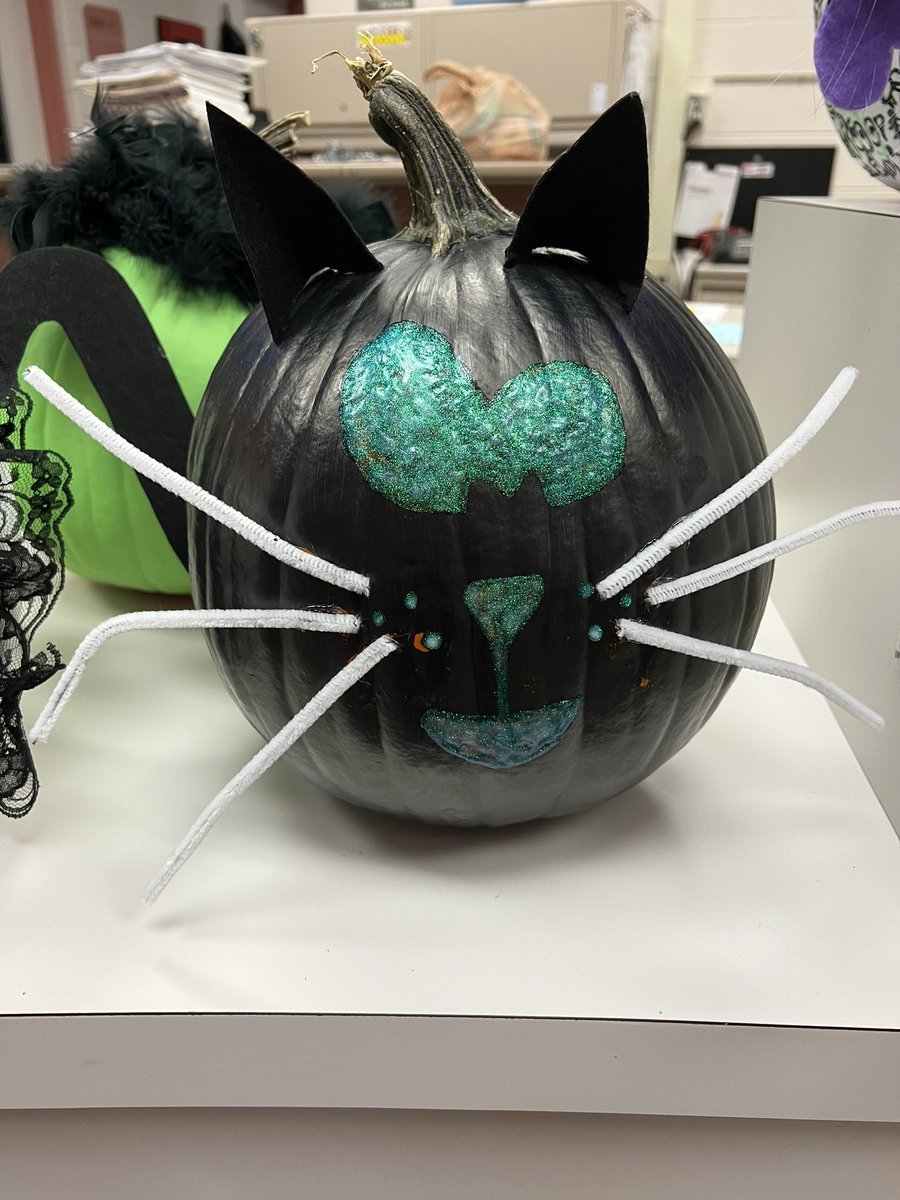 hwepta's tweet photo. More amazing pumpkins!@HWE_Hawks @WalledLkSchools https://t.co/QE45aLc5J8