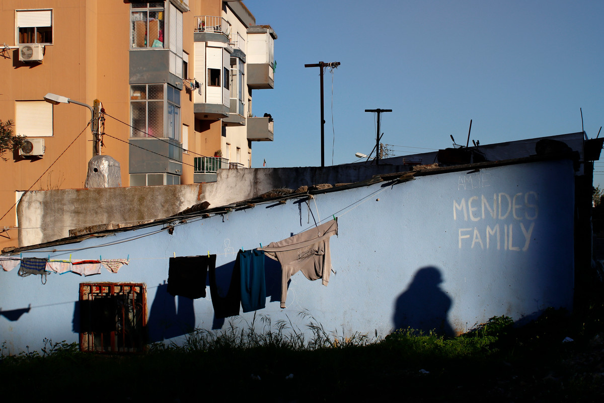 IPF4's tweet photo. Fotografia de Marta Diegues dos Santos.
Antiga aluna do Curso Profissional de Fotografia.

 "A sombra de alguém circula no contraste social de um bairro da Reboleira na Amadora." https://t.co/bJ05eMtTiF