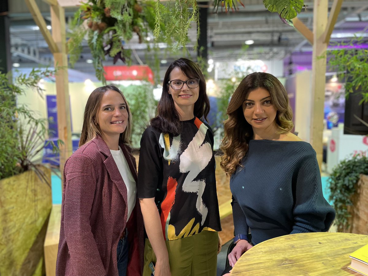 Book signing 📕 at <a href="/arch_summit/">Arch Summit</a> today! One of my absolutely favorite parts of any #GirlDecoded events is the incredible people I get to meet!😍 
#IAmGirlDecoded #Arch2022