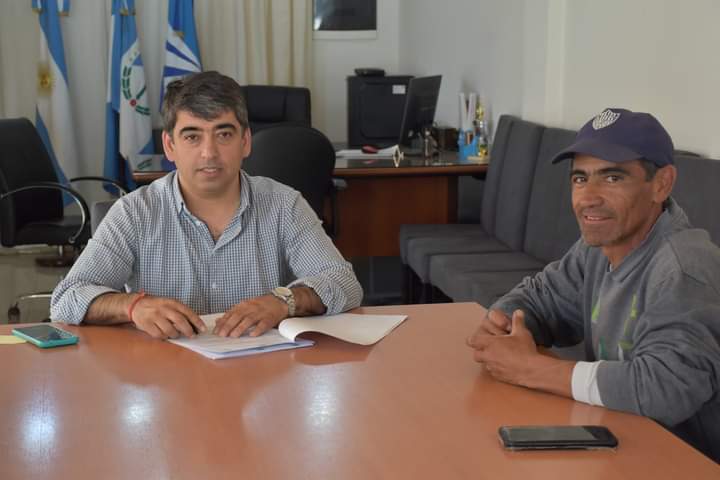 Casteblanco_Car's tweet photo. ✅Ayer hice entrega de un nuevo aporte económico no reintegrable al Club Social y Deportivo Picún Leufú. El mismo se destinará a solventar los gastos del 1º Torneo Provincial de Newcom, que se realizará este 29 y 30 de octubre en la localidad. 

#picunavanza #Deportes #picunleufu https://t.co/PI8aHz1MxD