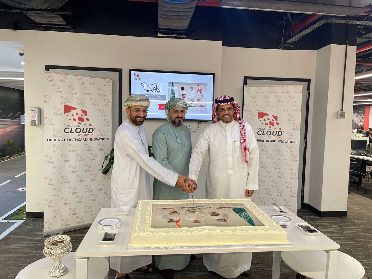 A_A_AlMayman's tweet photo. تفعيلًا للشراكة بين حلول السحابة وأسس العمانية  @OSOS_tech ، تم عقد اجتماع مثمر لمناقشة الفرص الواعدة والمشاريع المستقبلية وخطة التعاون لتعزيز شراكتنا الاستراتيجية، وذلك بحضور الأستاذ عبدالله الكندي @Abdullahmoosaom والأستاذ أسامة الراسبي بمقر الشركة. https://t.co/TAup402tFa