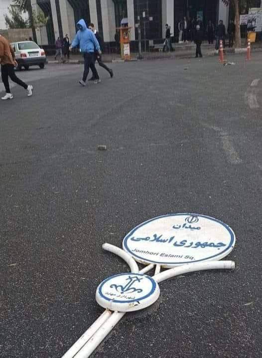 Saeid_Rad_'s tweet photo. سقوط جمهوری اسلامی در #مهاباد
بامید سقوط این رژیم سفاک و خونریز در تمام ایران
بزودی...
Coming Soon...
#مهسا_امینی 
#نیکا_شاکرمی
#حدیث_نجفی
#حنانه_کیا
#نوید_افکاری
#نه_به_جمهوري_اسلامي 
#نه_به_حجاب_اجباری
#baray
#shervin https://t.co/NWSMlxMtIQ