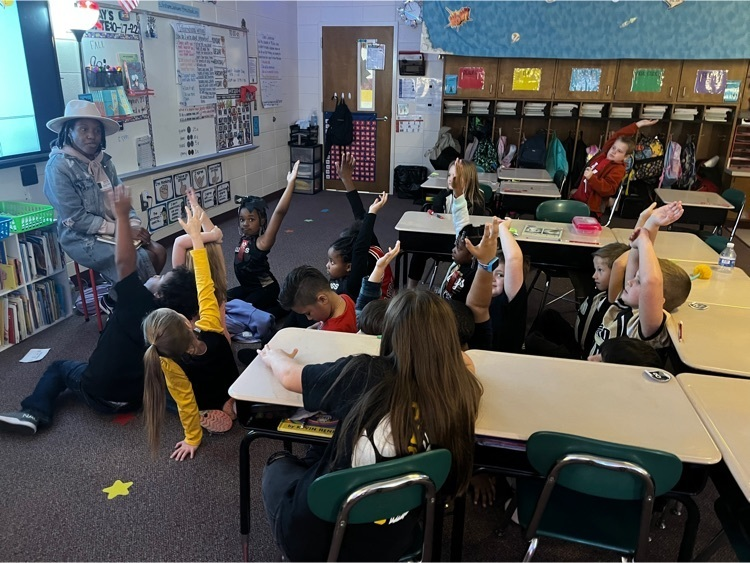 Hubbard_Elem's tweet photo. It’s Guest Reader Day at Hubbard! Today 35 volunteer readers are visiting the school to read to our students. What an exciting day!! https://t.co/rObLreytVW
