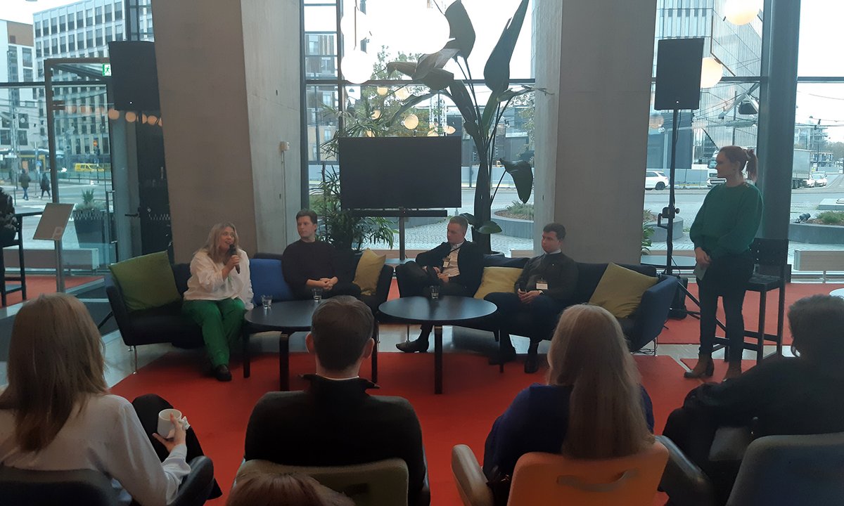 Millainen on hyvä tulevaisuuden työpaikka metsäalalla? Järjestimme aiheesta keskustelun Metsäpäivillä, mukana alan opiskelijoita ja vasta alalle työllistyneitä. Toivelistan kärjessä: joustava ja merkityksellinen työ, vastuun antaminen, kehittyminen ja luottamus. #Metsäpäivät