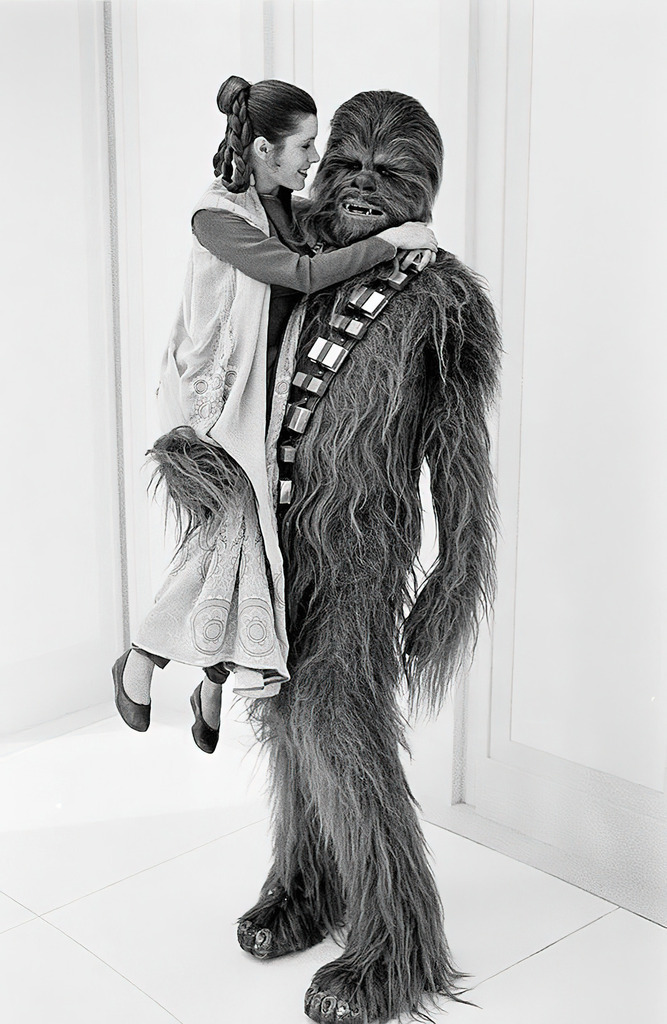 Carrie Fisher and Peter Mayhew behind the scenes of The Empire Strikes Back (1980) https://t.co/938hN2hId0 https://t.co/nP5Xehrf6E