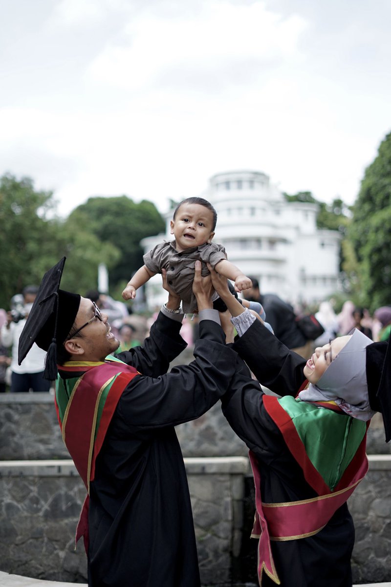 Jadi mahasiswa upi dari 2015-2022.
Memang ya, kampus bumi siliwangi ini selain bisa dapet ilmu, juga bisa nemuin jodoh 😂