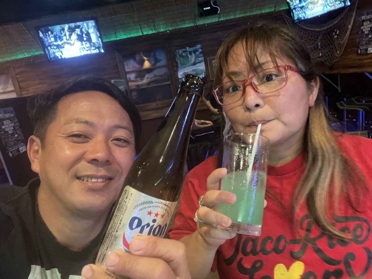 tommy125gold's tweet photo. 親友と〜🎊
滅多に飲まないカクテル🤣
外人さんにご馳走になりました〜😆
#乾杯 #beachbox #金武町の夜 #チームオキナワ #カクテル https://t.co/dR4BOC2k8o