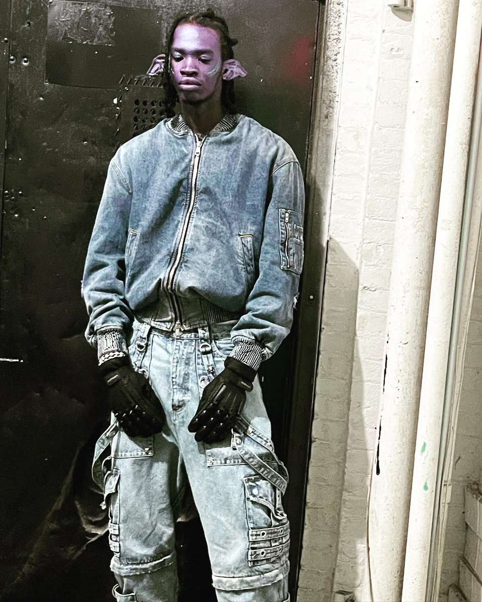 lanceyfouxx's tweet photo. MIDNIGHT https://t.co/l2cpsUqeBd