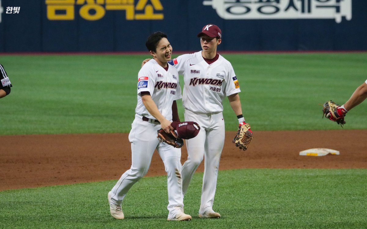 Hanbit_heroes's tweet photo. 2022.10.27
후배 챙기고 다독이는 모습이... 찡하고 감동스럽고.. 어느새 의젓한 선배가 된 혜성선수 감동 심해 😭 
#키움히어로즈 #김혜성 #김휘집 https://t.co/AIPypbygyS