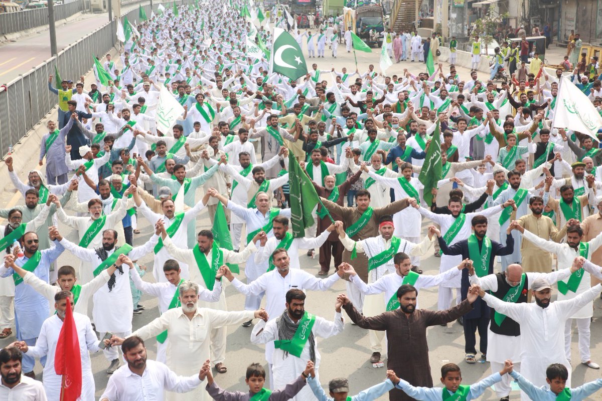 Ghulam__Hasnain's tweet photo. ’’وَلَاتَکُوْنُوْاکَالَّذِیْنَ تَفَرَّقُوْاوَاخْتَلَفُوْا۔۔۔‘‘(آل عمران:۱۰۵)
ترجمہ:اور خبردار ان لوگوں کی طرح نہ ہو جائو جنہوں نے تفرقہ پیدا کیا اور واضح نشانیوں کے آجانے کے بعد بھی اختلاف کیا۔۔۔
#وحدت_اُمت https://t.co/qS1BqVQKDx