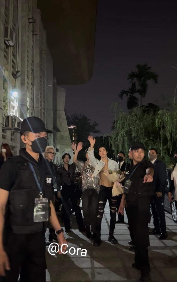MissGoodbyeeeee's tweet photo. When you think Hoon is not going to reveal his chocolate abs today...

#WINNER #HOONY #KBEE2022HANOI https://t.co/N4QSTXw1o4