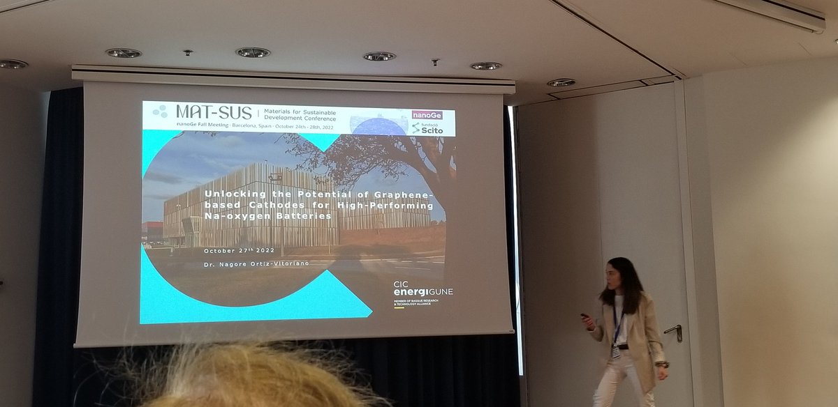BarbaraHissa's tweet photo. @nagore_o @energigune_brta @Ikerbasque talks about the potential of #graphene-based cathodes for high-performance Na–O2 #batteries. #2DNanoMat #MATSUS22 @nanoGe_Conf. https://t.co/HS3YoMYknE